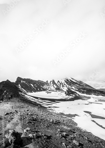 Schwarz-Weiß Poster Berge, minimalistischer Stil, skandinavische Einrichtung photo