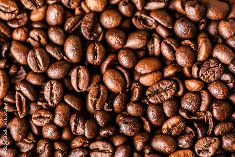 Obraz premium Coffee roasted beans background. Copy space for text.