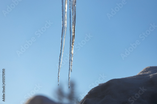 stalactite di ghiaccio e cielo azzurro 
