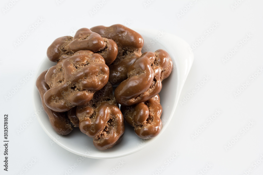 nueces cubiertas con chocolate con leche nueces cubiertas con chocolate con leche
