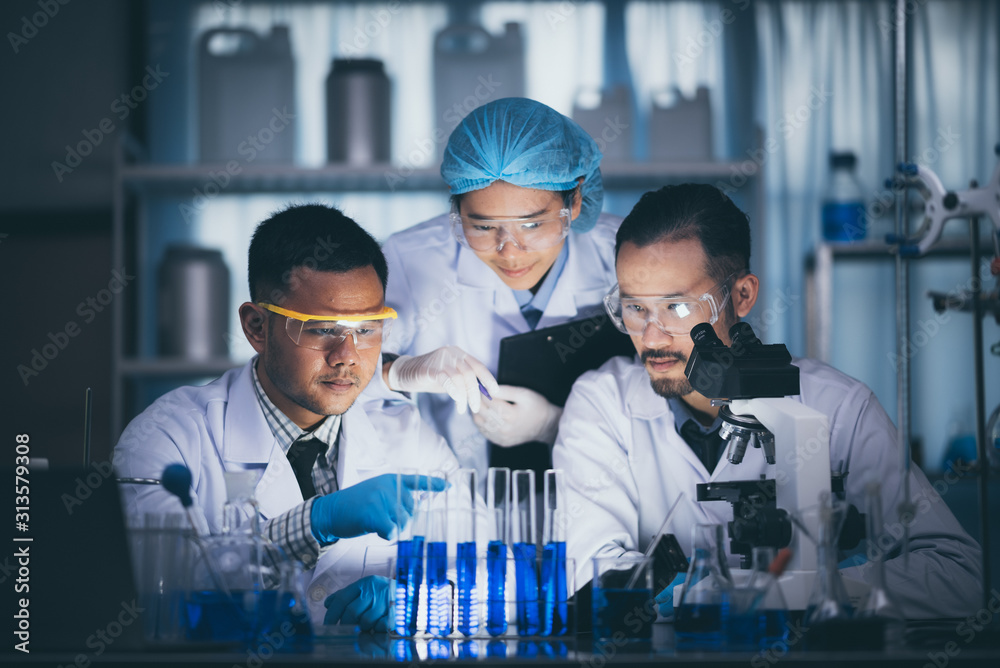 professional health care researchers working in life of medical science laboratory, technology of medicine chemistry lap experiment for hospital - obrazy, fototapety, plakaty 