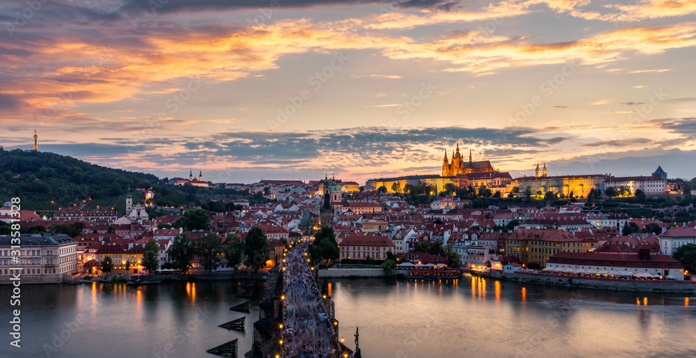 Naklejka premium Most Karola, Stare Miasto i Wieża Starego Miasta Mostu Karola, Praga, Czechy. Praga Stare Miasto i słynny Most Karola w Czechach. Most Karola (Karluv Most) i Wieża Starego Miasta.