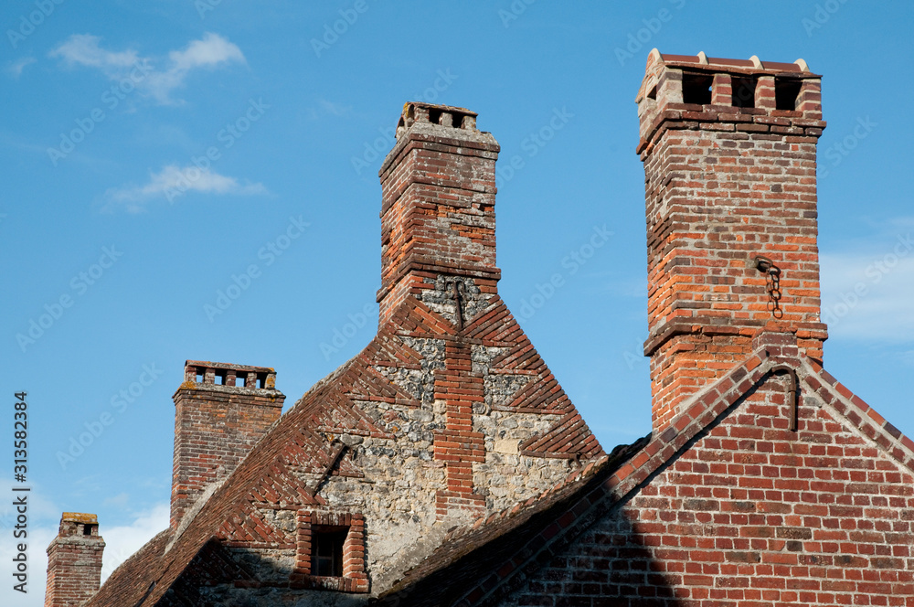 cheminées en briques rouges sur un toit. red brick chimneys on a roof