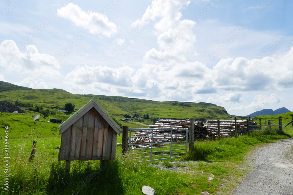 Wiesen, Felder und Hügel, bei Ledmore, in den Highlands von Schottland Wiesen, Felder und Hügel, bei Ledmore, in den Highlands von Schottland