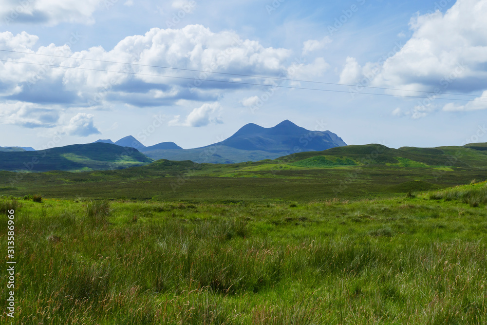 Wiesen, Felder und Hügel, bei Ledmore, in den Highlands von Schottland Wiesen, Felder und Hügel, bei Ledmore, in den Highlands von Schottland
