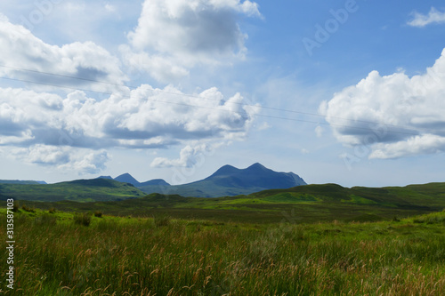 Wiesen  Felder und H  gel  bei Ledmore  in den Highlands von Schottland