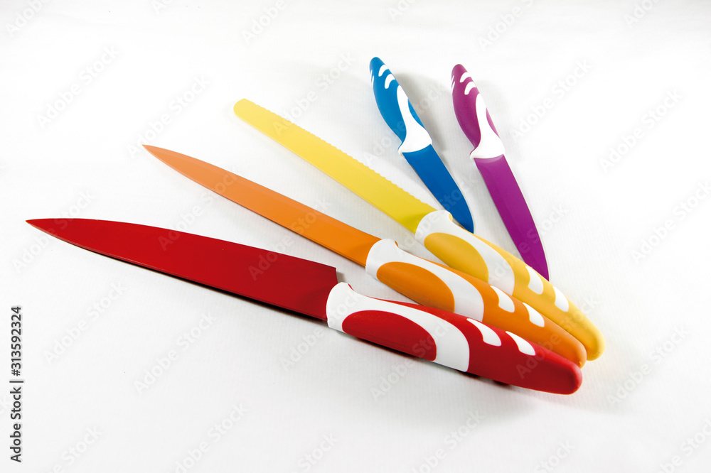 Cuchillos de colores. Colección de cuchillos de porcelana utilizados para la alta cocina. Cuchillos de colores. Colección de cuchillos de porcelana utilizados para la alta cocina.
