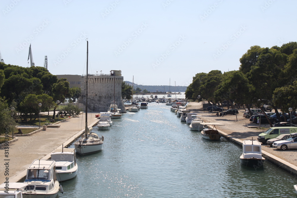 Fototapeta premium Aussicht über die Anlegeplätze von Trogir (Kroatien)