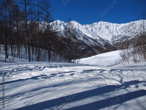 白銀の山と白い雪原【日本アルプス・hakuba】