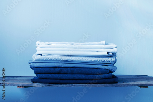Foto linen textile in stacked pile. sheet and cover