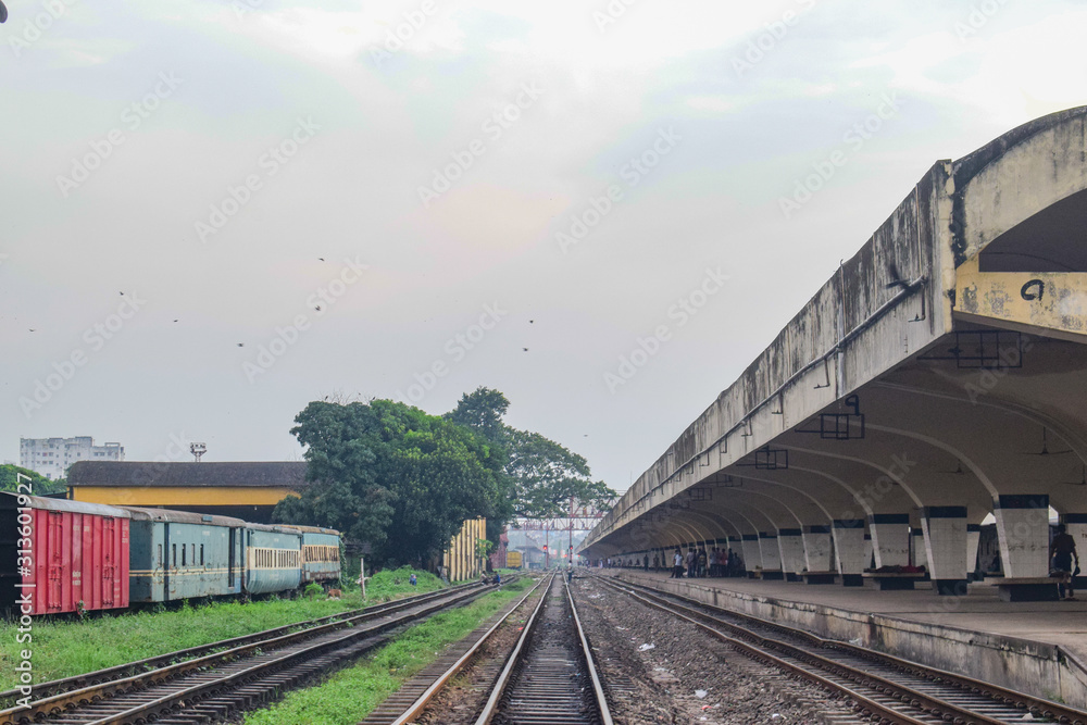 Obraz premium Railway track and platform