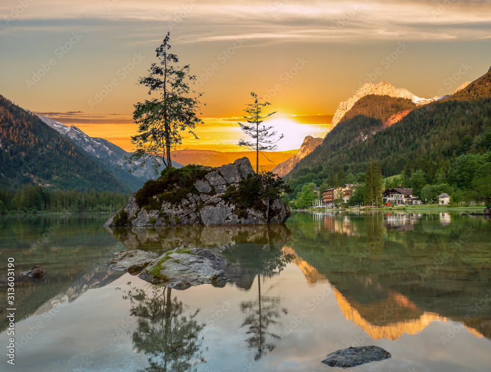 Fototapeta premium Sonnenaufgang am Hintersee Ramsau
