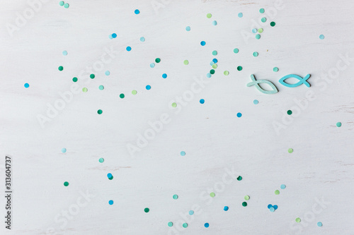 Kommunion, Konfirmation, Taufe - kleine Fische aus Holz mit Konfetti in blau, grün und türkis