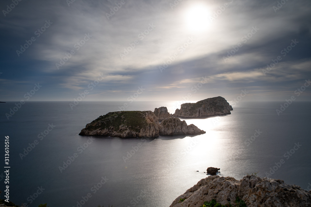 Aussichtspunkt Na Foradada über den Santa Ponsa vorgelagerten Illes de los Conejos und Malgrats an der Bucht von Santa Ponsa, Mallorca.