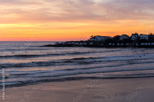 ligne de surfeur au coucher de soleil sur la plage de pontaillac 