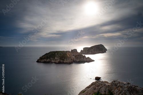 Aussichtspunkt Na Foradada über den Santa Ponsa vorgelagerten Illes de los Conejos und Malgrats an der Bucht von Santa Ponsa, Mallorca. photo