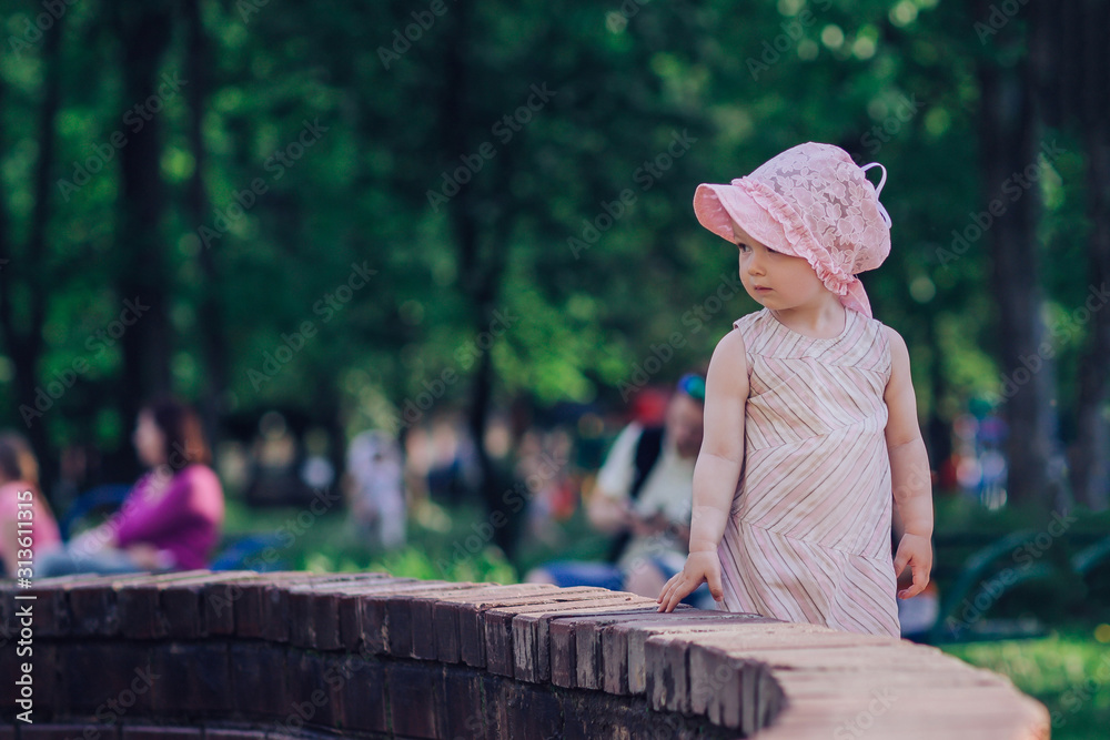 Obraz premium young mother with a little daughter standing near the city fountain