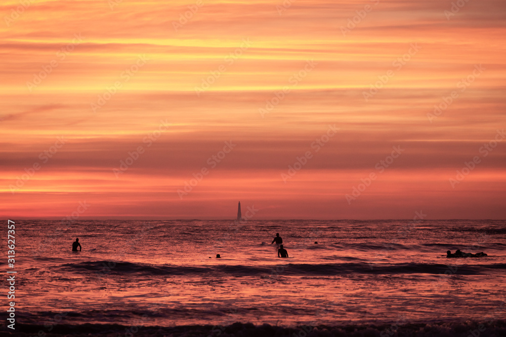 ligne de surfeur au coucher de soleil sur la plage de pontaillac 