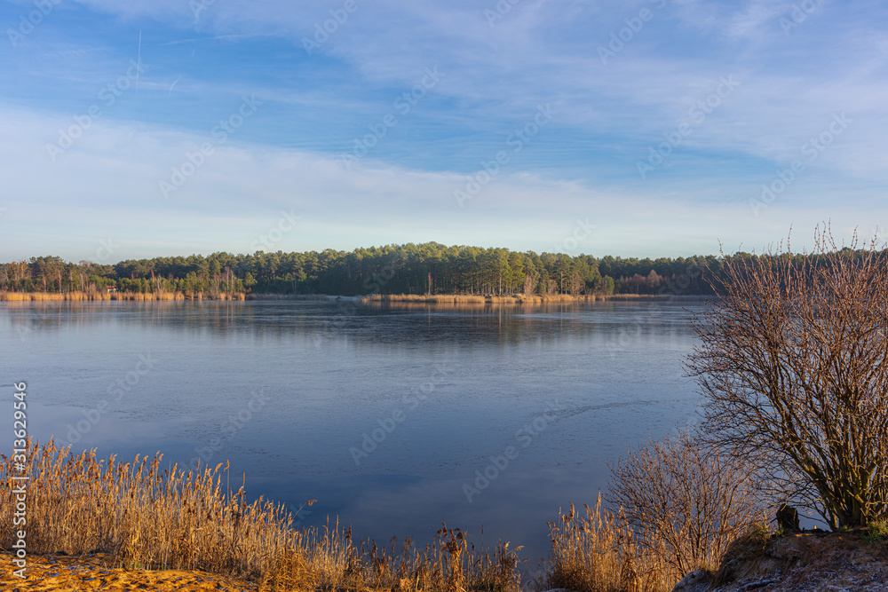 Fototapeta premium Brandenburg Barnim Ruhlsdorf Bernsteinsee Brandenburger Gewässer Seenlandschaft Feriengebiet Herbst Winter Herbstlicht Wintertag herbstlich winterlich kühl kaltes Wetter Herbstferien Winterferien