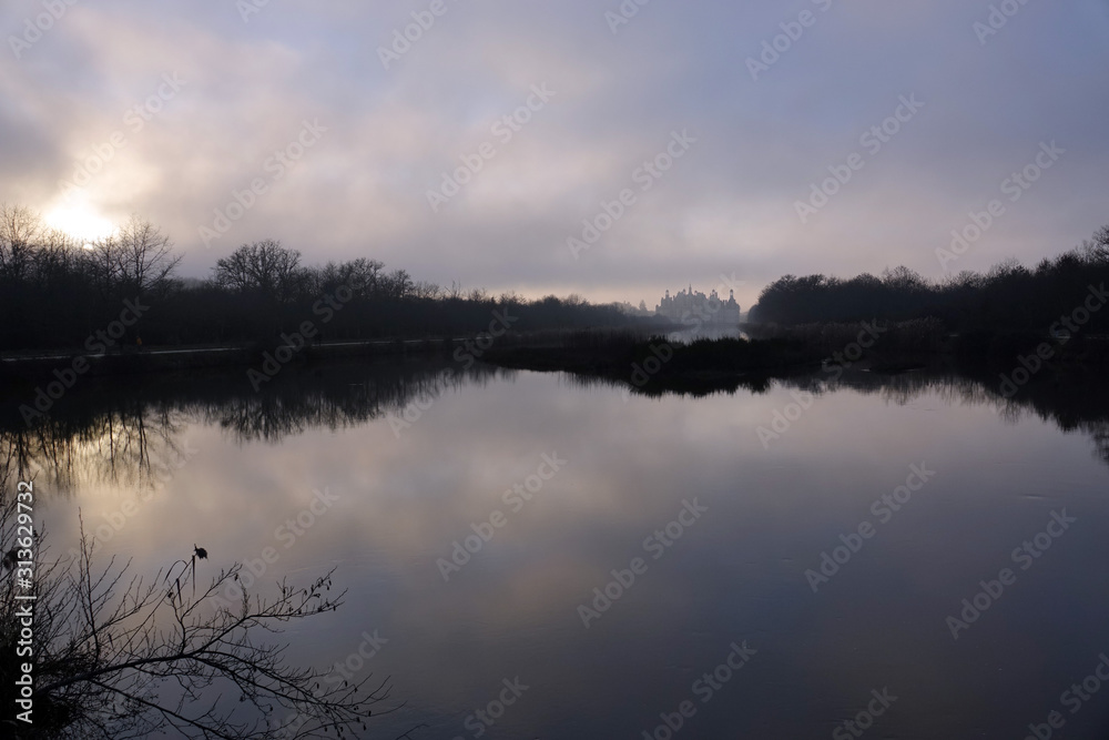 Fototapeta premium Château de Chambord dans la brume - Sologne en France