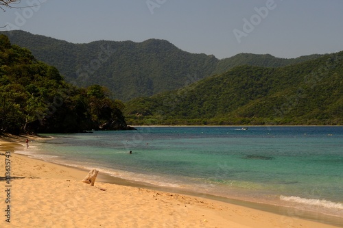 Colombian beach with turquoise sea © Camilo