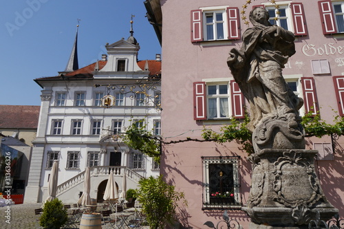 Brunnen mit Heiligenstatue Marktplatz Rathaus Iphofen