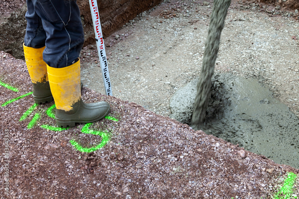 Bauarbeiter überwacht das betonieren mit Fertigbeton Stock Photo Adobe Stock