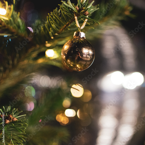 Foto Weihnachtskugel am Zweig eines Weihnachtsbaumes