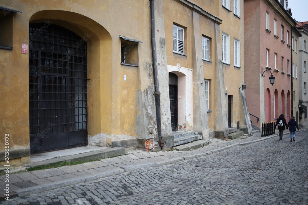 Fototapeta premium iron gate in the old town in Warsaw.