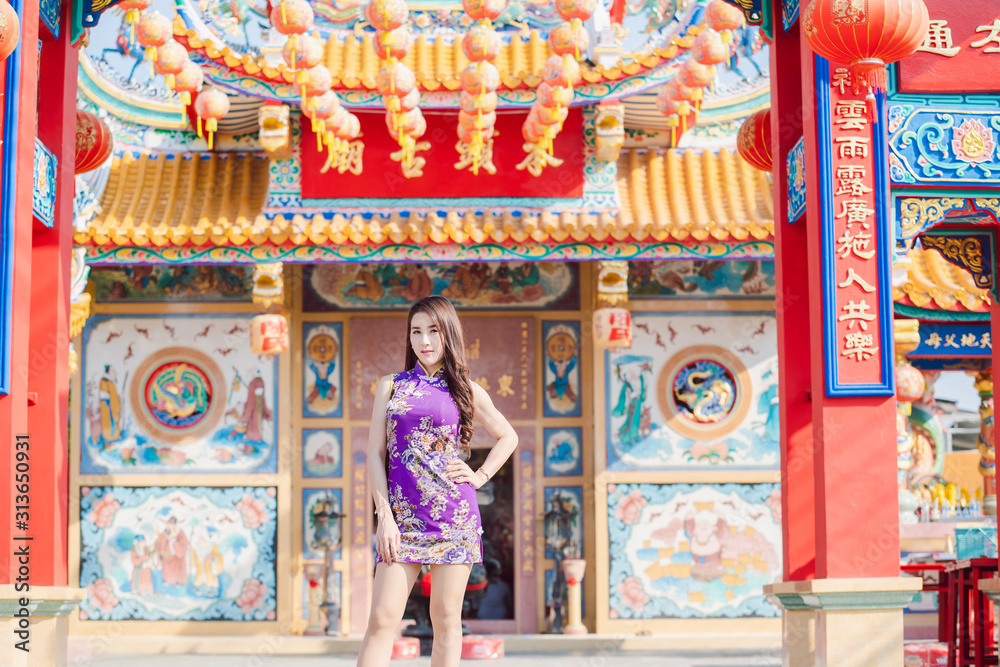 Obraz premium Portrait of pretty women in asia wearing cheongsam at outdoor,Chinese girl concept.