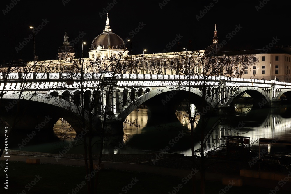 L'ancien hôpital de l'Hôtel Dieu la nuit et le pont Wilson sur le fleuve Rhône - Ville de Lyon - Département du Rhône - France L'ancien hôpital de l'Hôtel Dieu la nuit et le pont Wilson sur le fleuve Rhône - Ville de Lyon - Département du Rhône - France