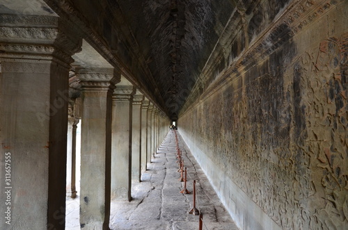 Angkor Wat: Wandreliefe in langen Gängen photo