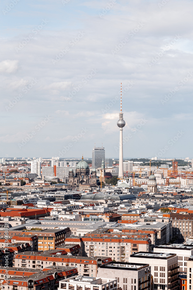 Berlin von oben mit Blick auf den Fernsehturm und den Berliner Dom