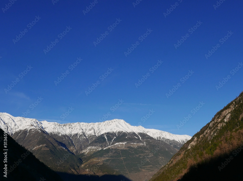 suggestiva vista montana in val venosta in italia, tra cime innevate e valli