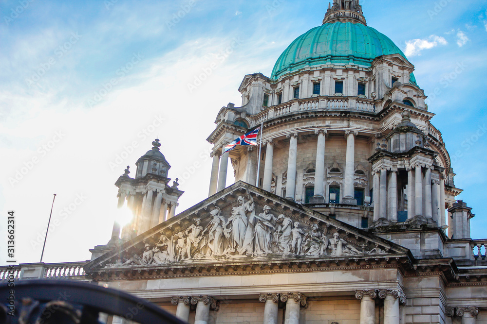 Fototapeta premium Belfast, Ireland »; March 2017: Detail of the city hall dome of Belfast at dawn