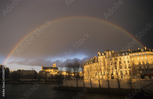 France. Paris. Les îles Saint Louis et de la Cité et la Seine après l'orage. The Saint Louis and Cité islands and the Seine after the storm.