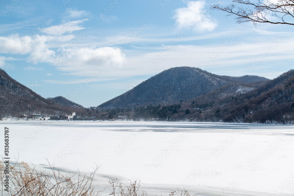 Obraz premium 冬期の赤城山と凍結した大沼
