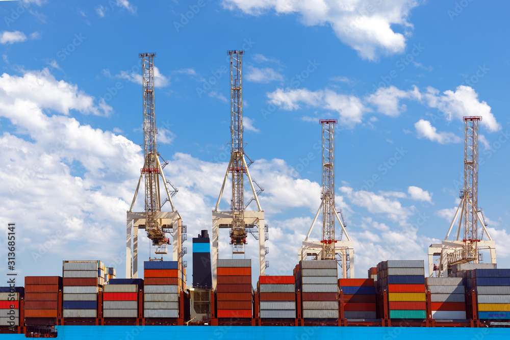 Obraz premium Large industrial port with cranes and cargo containers