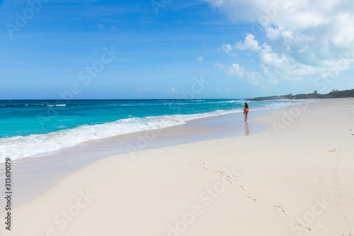 Frau im Bikini macht einen Strand Spaziergang