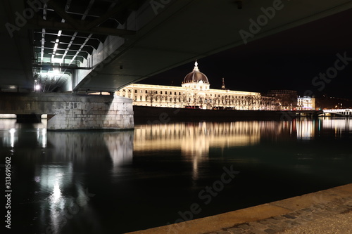 L'ancien hôpital de l'Hôtel Dieu à Lyon vu de nuit le long du fleuve Rhône - Ville de Lyon - Département du Rhône - France