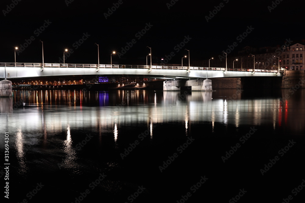 Le pont de la Guillotière sur le fleuve Rhône à Lyon la nuit - Ville de Lyon - Département du Rhône - France