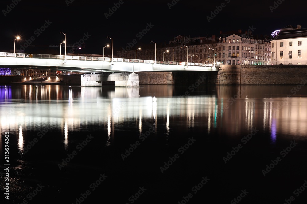 Le pont de la Guillotière sur le fleuve Rhône à Lyon la nuit - Ville de Lyon - Département du Rhône - France