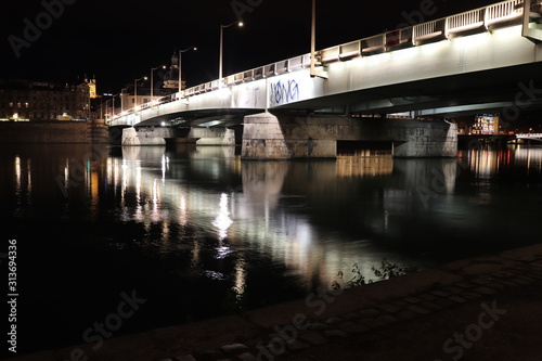 Le pont de la Guillotière sur le fleuve Rhône à Lyon la nuit - Ville de Lyon - Département du Rhône - France © ERIC