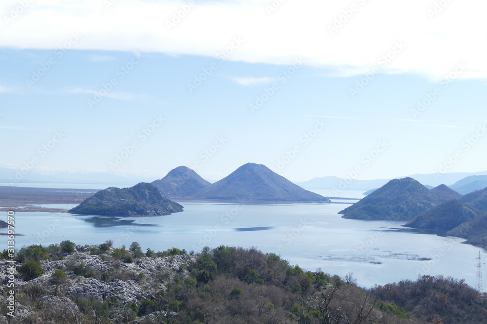 Seenlandschaft mit Hügel, Skutarisee in Montenegro Seenlandschaft mit Hügel, Skutarisee in Montenegro