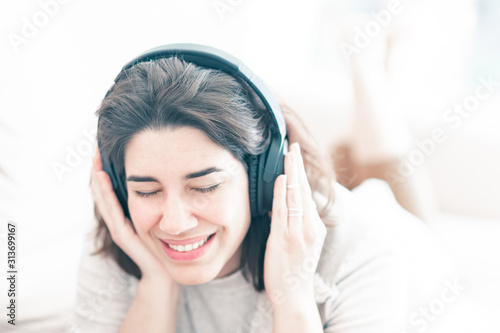 Chica escuchando música