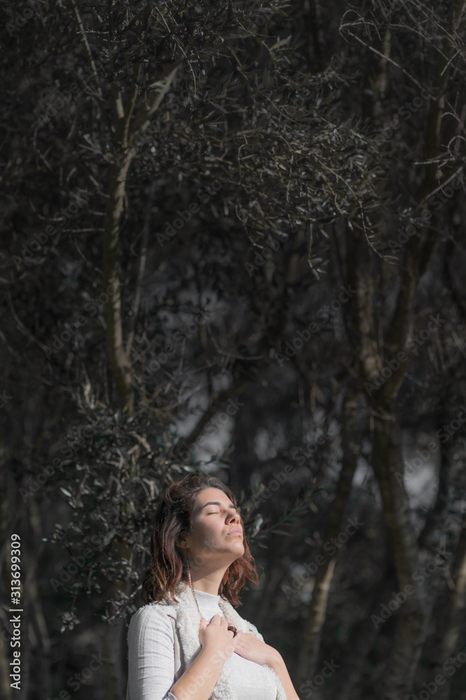 Chica meditando