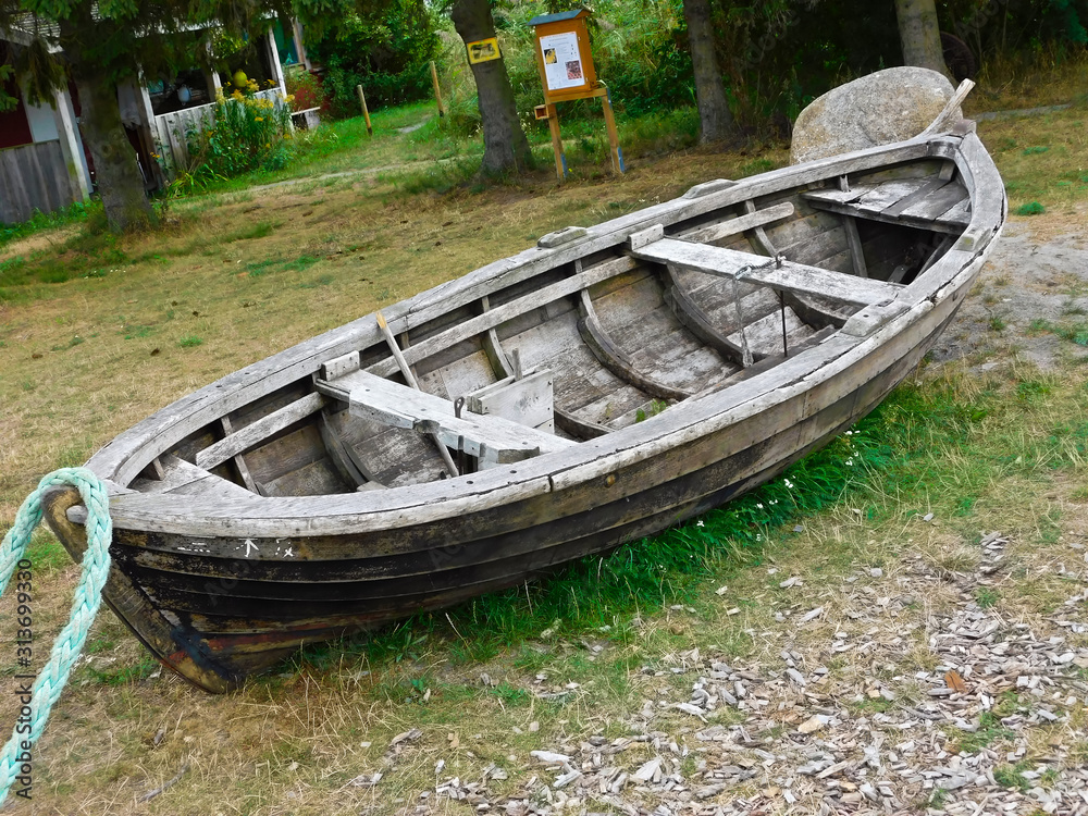 Ausrangiertes Fischerboot am Land Ausrangiertes Fischerboot am Land
