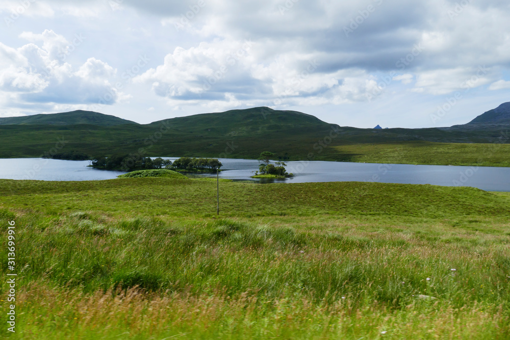 Loch Awe mit kleiner Insel in den Highlands von Schottland