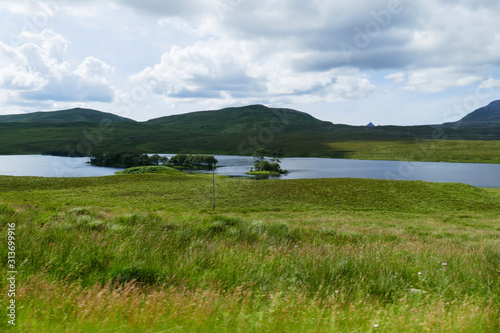 Loch Awe mit kleiner Insel in den Highlands von Schottland