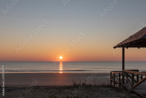 Atardecer en la playa de Costa Ballena, en la localidad de Rota, provincia de Cádiz, España.